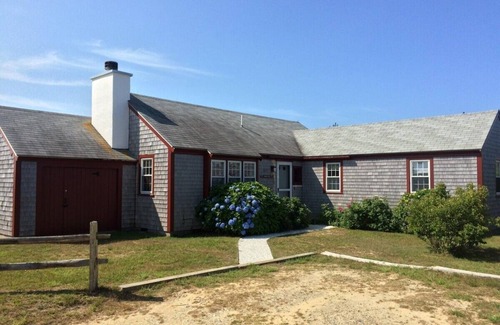 Madaket House | Private cottage Tristams Group 5 min walk to the beach