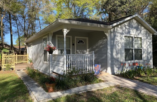 Orange City Cottage | Private Cottage w/Washer/Dryer Close to Many Area Attractions