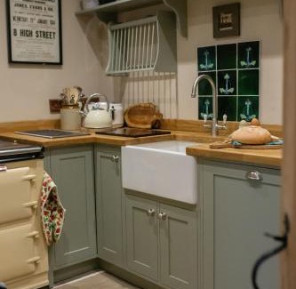 Llangadog House | Private Country Cottage with alfresco garden patio, outdoor tub with country views- Brecon Beacons National Park