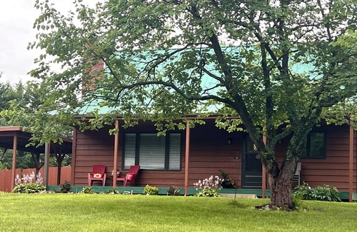 Wakarusa House | Private Country Getaway Near Topeka Updated 3 Bedroom, 2 Bath