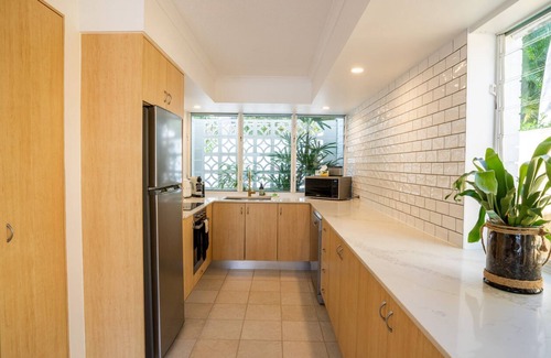 Noosa Heads Apartment | PRIVATE COURTYARD - PETS - LOCATION - AIR CON