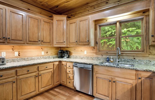 Topton Cabin | PRIVATE COVE FOR SWIMMING! LAKEFRONT WITH DOCK, MOUNTAIN VIEWS, FIRE PIT.