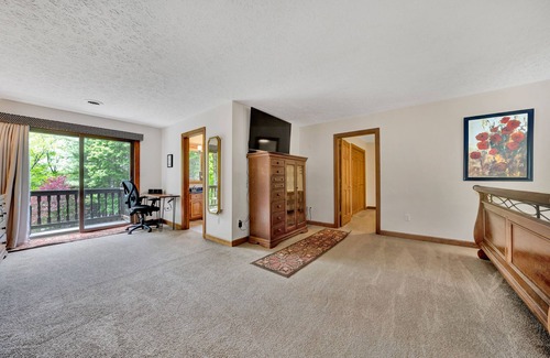 Huddleston House | Private Coveside Paradise! WiFi, Hot Tub, FLAT Lot, Game Room, Kayaks, Beach