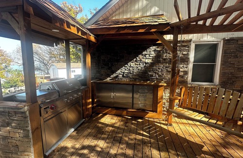 Wyoming House | Private Cozy 2-bedroom house steps from the shore of Lake Huron
