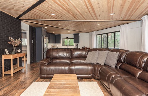 Baldwin Cabin | Private Cozy Cabin in the woods minutes from Baldwin with WiFi, AC and Hot Tub
