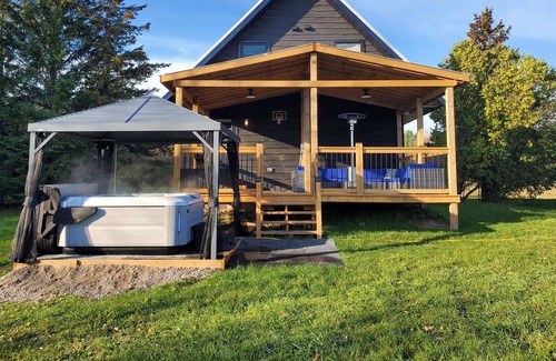 Baddow Cottage | Private & Cozy Kawartha Cottage w/large deck and hot tub
