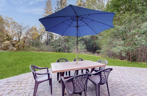 Freestone House | Private creekside oasis on 6 acres with furnished patio & bonus sleeping den