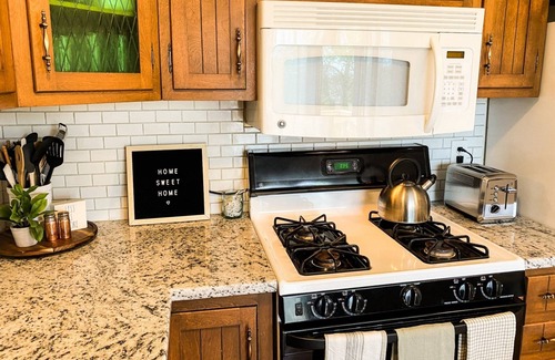 Severna Park House | Private deck, backyard and dog-friendly just 12 minutes to Annapolis