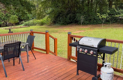 Anderson Cottage | Private Deck + Yard - Sleep Number Bed for comfortable stay 💕