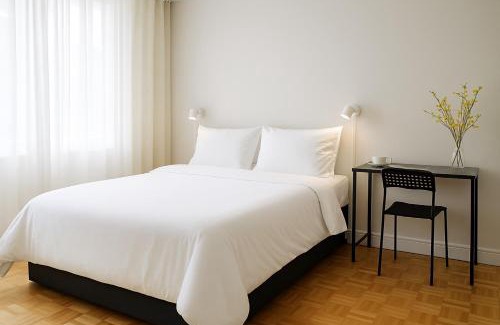 St. James Town House | Private Deluxe Room in Downtown Toronto, Steps to Subway & CN Tower