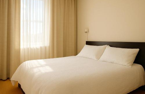 St. James Town House | Private Deluxe Room in Downtown Toronto, Steps to Subway & CN Tower