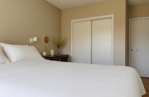 St. James Town House | Private Deluxe Room in Downtown Toronto, Steps to Subway & CN Tower