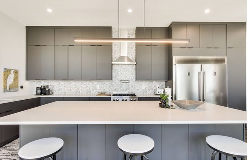 Waterloo House | Private Dock & River Views: Modern Gem in Waterloo