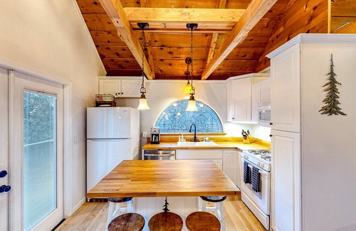Arnold Cabin | Private dog-friendly cabin with pool access, mtn views, & deck - near skiing