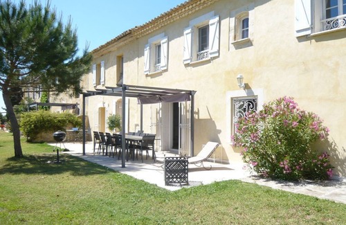 Saint-Gilles House | Private Domain 36 pers. with 2 pools, consisting of authentic Mas and Houses