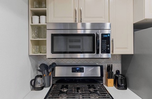 Clarksville Apartment | Private Downtown Austin Suite–King–UT–F1–ACL Fest