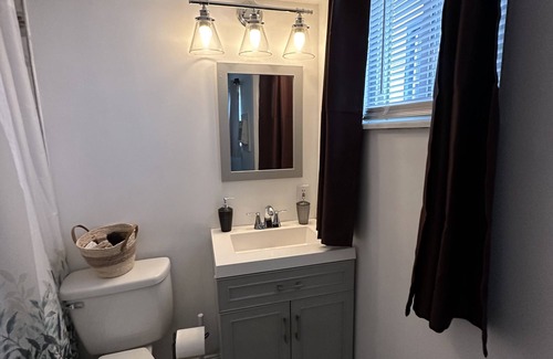 Livingston Park Apartment | Private downtown Columbus 1 bed/1 bath mins from hospitals, sports & airport