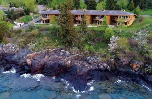 Grand Marais Condo | Private End Condo on Superior w/Panoramic Views! Fireplace & Private Sauna!