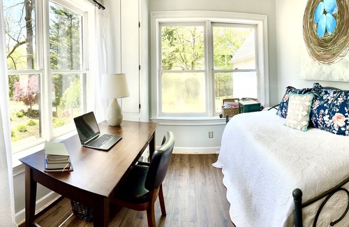 Lupton City Cottage | Private English Tudor on Signal Mnt. Close to hiking, shops, TN River & Chatt!