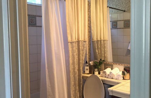 Moorpark Bed & Breakfast | PRIVATE ENTRANCE: GUEST SUITE w ENSUITE BATHROOM & KITCHENETTE; LAUNDRY ROOM use