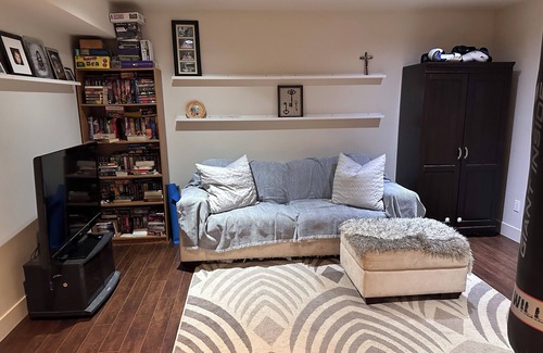 Blaine House | private entrance, spacious 1 bdrm with two beds, in Canada near the border