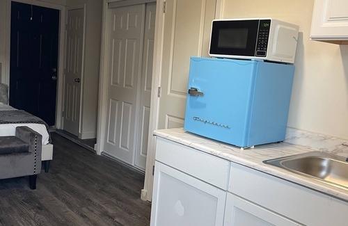 The Colony Apartment | Private entrance studio apt, free Wi-Fi & parking!