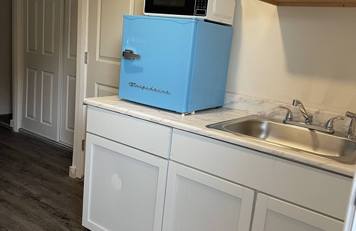 The Colony Apartment | Private entrance studio apt, free Wi-Fi & parking!