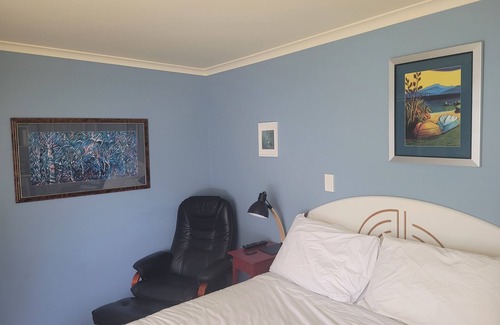 Collingwood Apartment | Private entry. En-suite bath, smart tv, fridge,microwave, toaster and coffee
