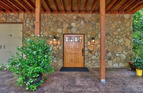 Burley Apartment | Private -feels like a tree house on the Burley Lagoon