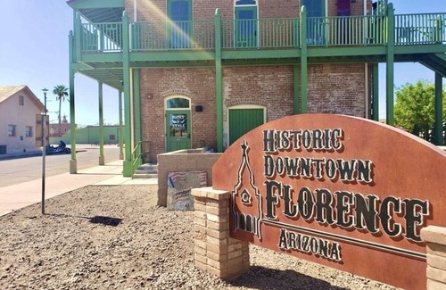 Oasis at Magic Ranch House | Private Florence Getaway 15 Minutes to Historic Downtown!