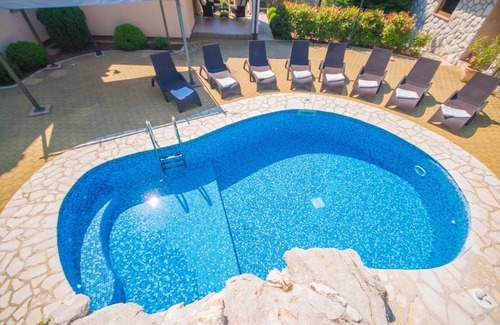 Topid Villa | Private, fully fenced and pet-friendly pool villa near the sea