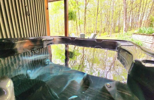 Hallsville Cabin | Private Fun Barn~Hot Tub~Pool Table~Karaoke
