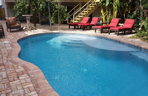 Carrollton Apartment | Private Garden Apartment 1 Block off St. Charles