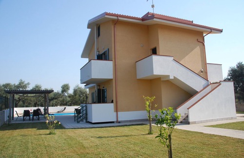 Isca Marina Villa | Private gated Villa sleeps 12. Large pool & garden, AC ,WiFi close to the beach.