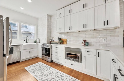College Hill House | Private Getaway with heated pool, Hot Tub & Designer Touches, Walkable Dining