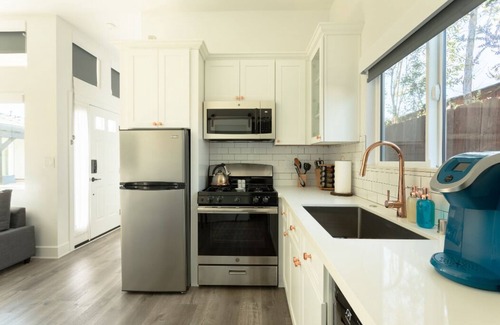 Del Aire House | Private Guest Home NEW Pristine 2bed/2bath w/Yard near NAPA CENTER, Beach & LAX!
