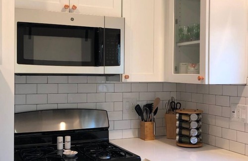 Del Aire House | Private Guest Home NEW Pristine 2bed/2bath w/Yard near NAPA CENTER, Beach & LAX!