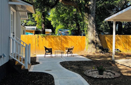North Charleston House | Private Guest House in Back 'B' Charleston