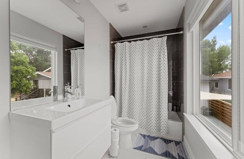 MLK Apartment | Private Guesthouse Retreat 3 miles from Downtown!