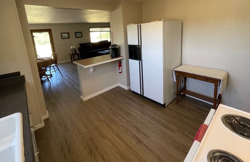 Thurston House | Private Guesthouse on 44 acre Mountain Top