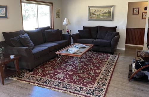 Thurston House | Private Guesthouse on 44 acre Mountain Top