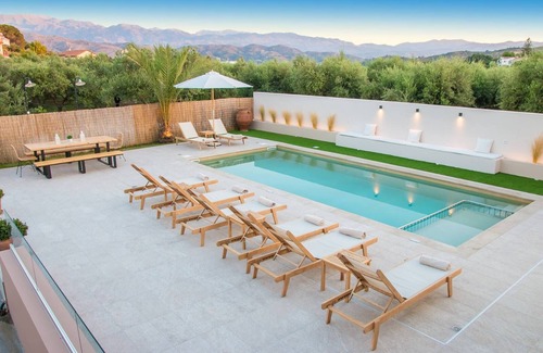 Galatas Villa | Private Heated pool★Close to the Beach★BBQ & Wifi