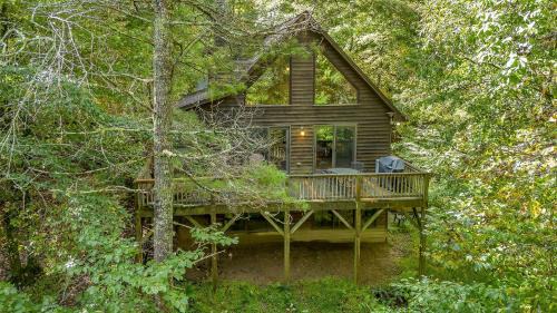 West Jefferson House | Private Hike to the New River - Hot Tub, Fire Pit, and Foosball