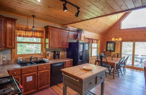 West Jefferson Cabin | Private Hike to the New River - Hot Tub, Fire Pit, and Foosball