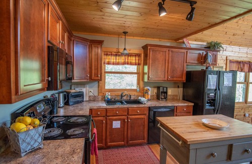 West Jefferson Cabin | Private Hike to the New River - Hot Tub, Fire Pit, and Foosball