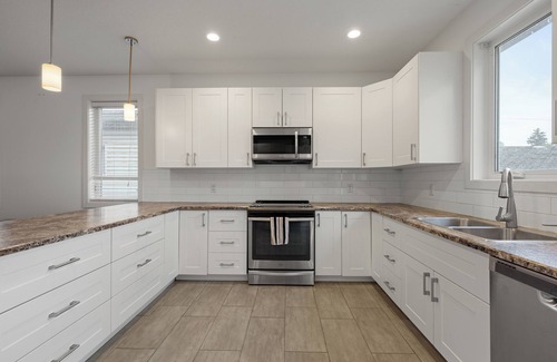 Jasper Place House | Private Home|AC|Deck|BBQ|Fenced Yard|Close WEM