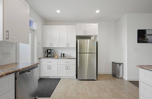Jasper Place House | Private Home|AC|Deck|BBQ|Fenced Yard|Close WEM