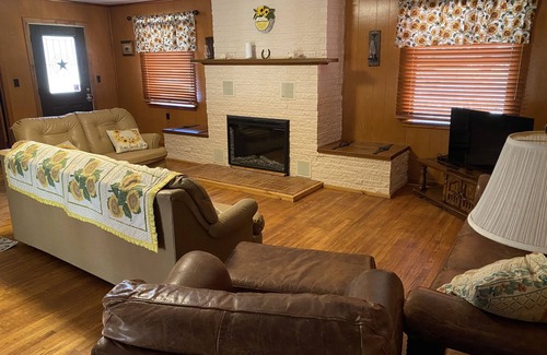 Leakey House | Private Home & Frio River Front - 2 Main BR + Optional extra BR - max 19 guests