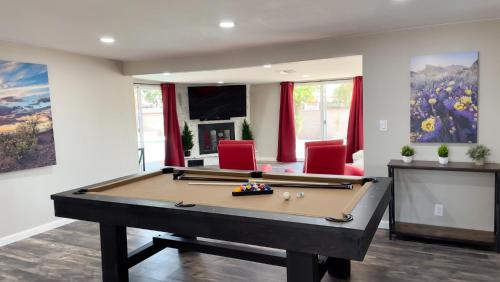 Dietz House | Private Home - Heated Pool, Billiards, Darts, Foosball, Fireplace, 5 Smart TVs, BBQ, Cotton Bedding - The Saguaro Sanctuary, Pool Heat Optional