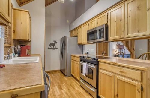 Branson West House | Private Home in StoneBridge Resort - Two Master Suites, Full Kitchen, Screened Porch, Grill